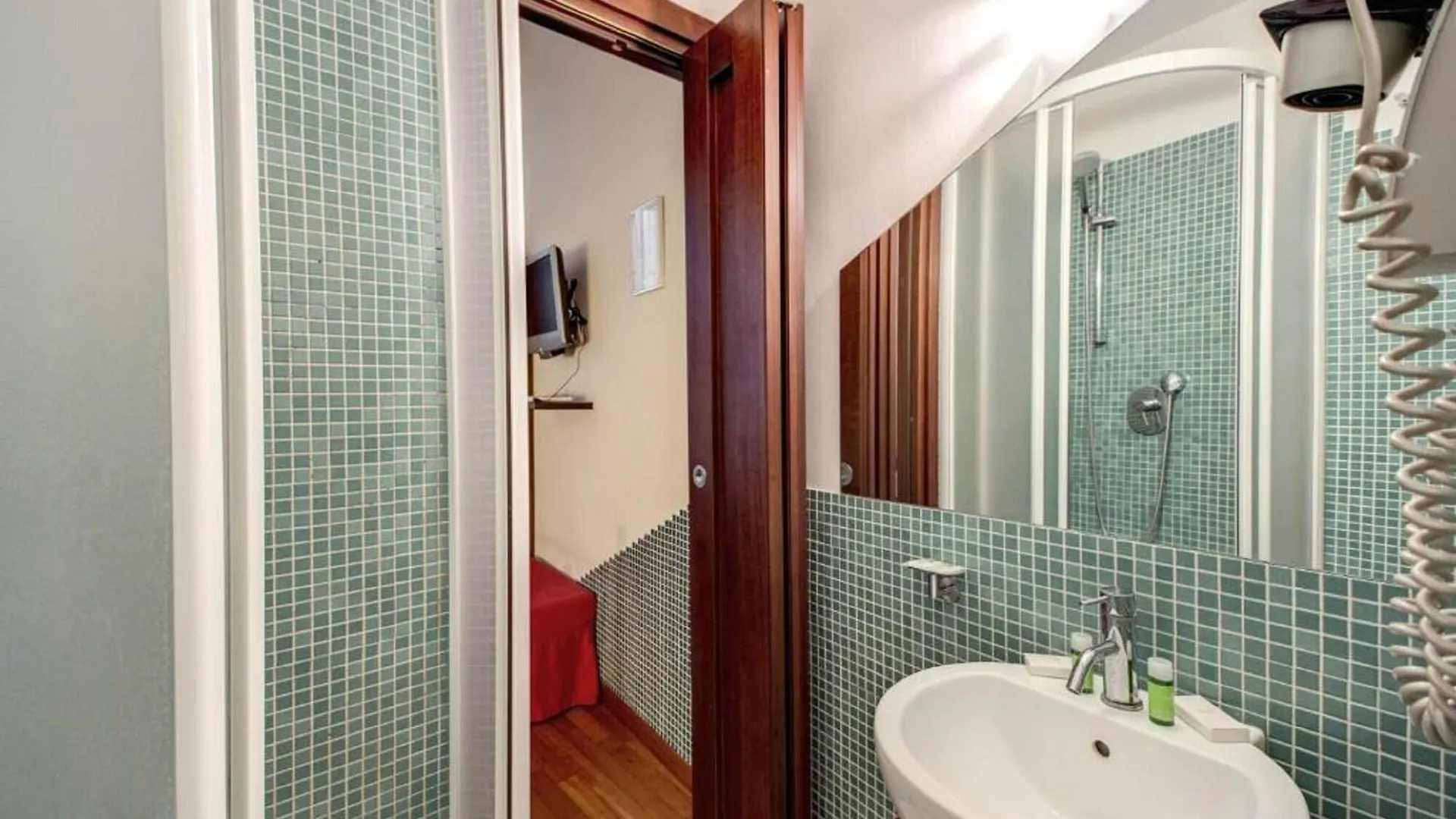 Nova Domizia Otel Roma 2*,  İtalya
